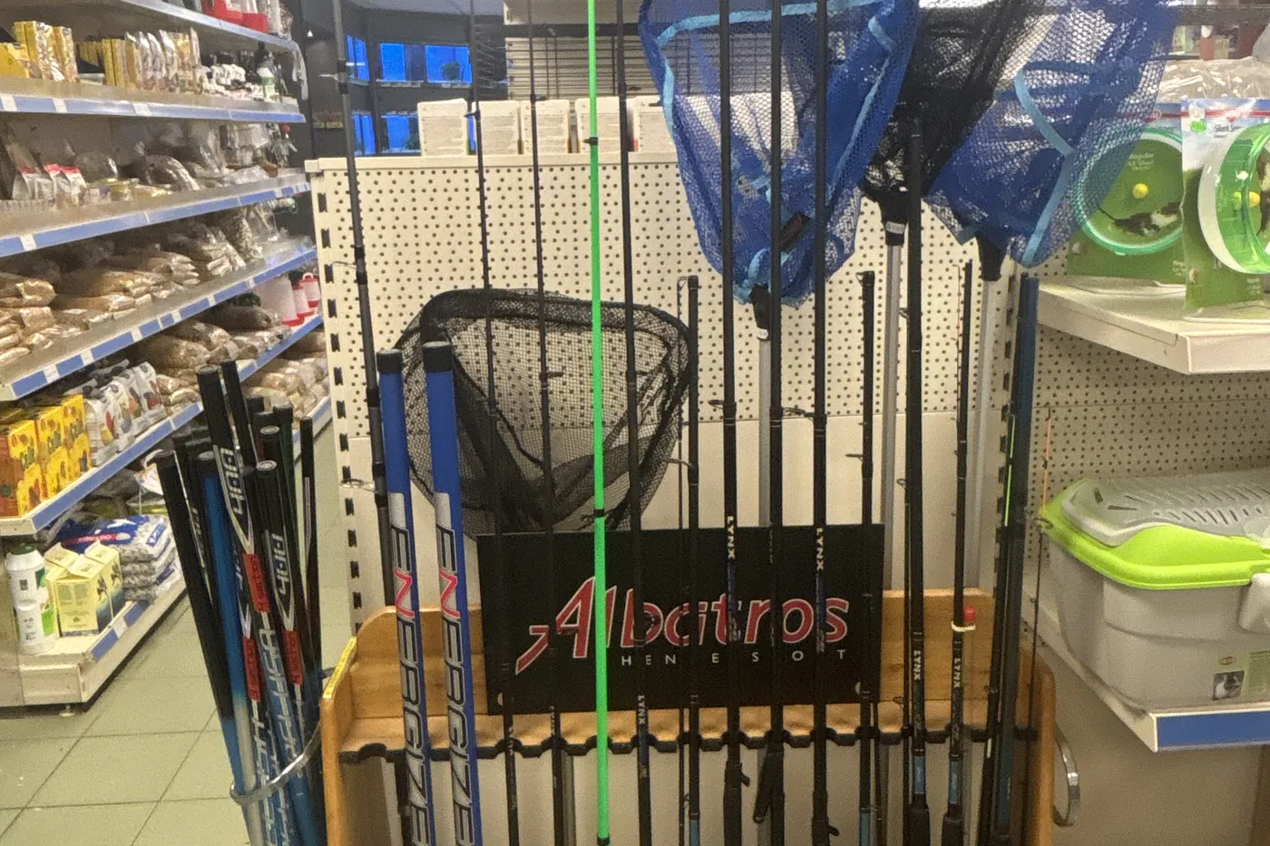Rek met hengels en schepnetten in de winkel