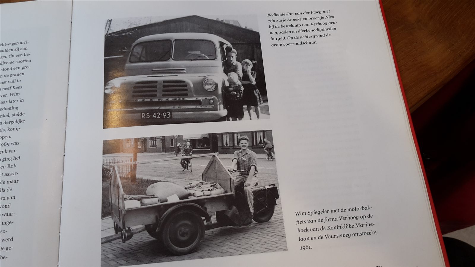 Opengeslagen jubileumboek met zwart-witfoto's van de Bedford-bestelauto en de motorbakfiets van Verhoog uit 1958
